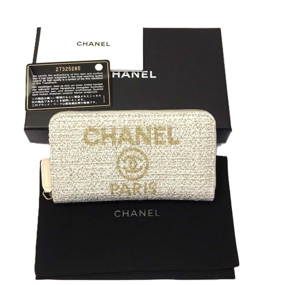 CHANEL White Deauville Wallet - Picture 7 of 7